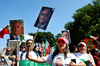La gente sostiene carteles con