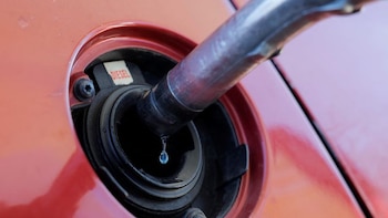 El diésel tendrá desde el martes cuatro veces más rebaja fiscal que la gasolina