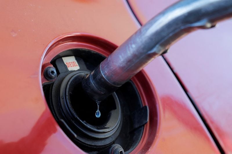 Una gota de diésel en la punta de un surtidor en una gasolinera, en Ronda, Andalucía (Jon Nazca / Reuters)