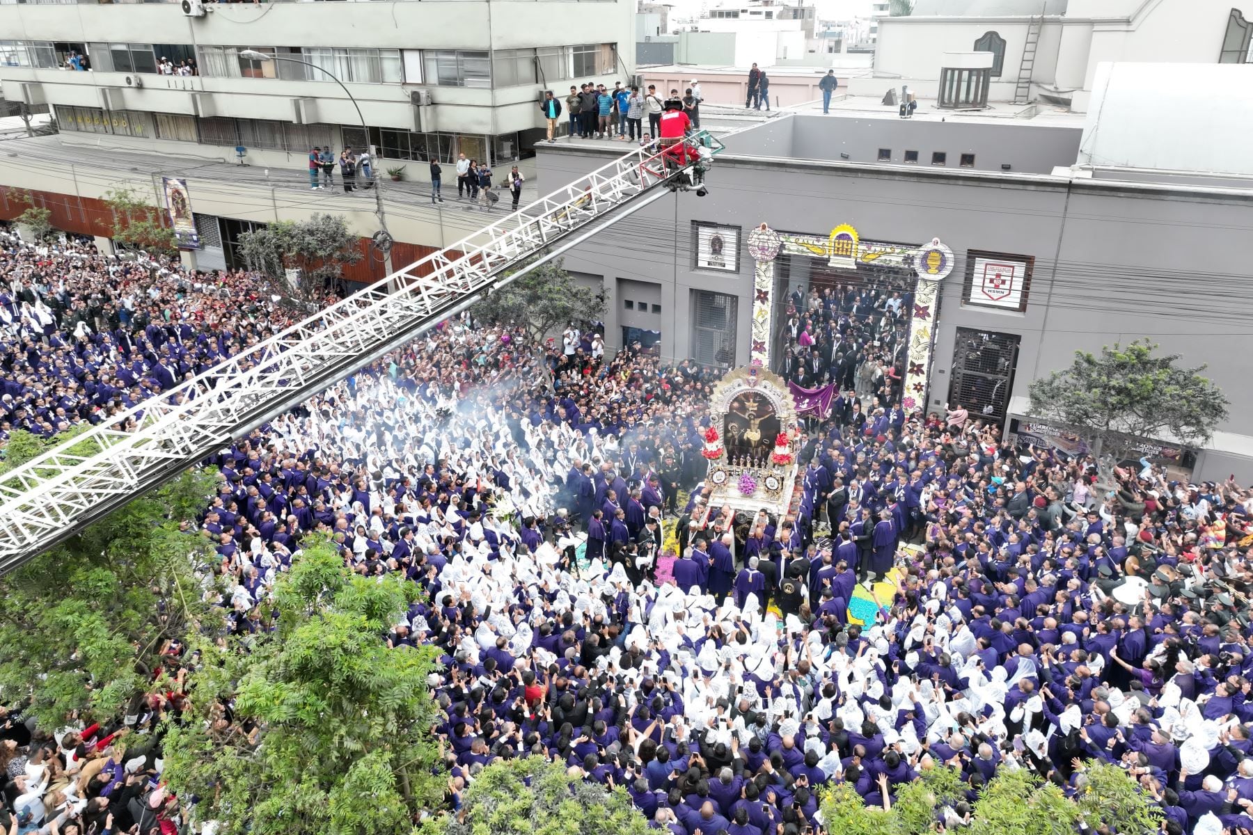 La sirena de la compañía de bomberos del Centro de Lima y el toque de campana de la propia anda anunciaron el inicio de una de las procesiones más grandes del mundo católico como lo es del Señor de los Milagros | ANDINA/Daniel Bracamonte