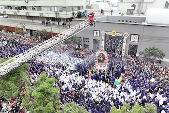 La sirena de la compañía de bomberos del Centro de Lima y el toque de campana de la propia anda anunciaron el inicio de una de las procesiones más grandes del mundo católico como lo es del Señor de los Milagros | ANDINA/Daniel Bracamonte