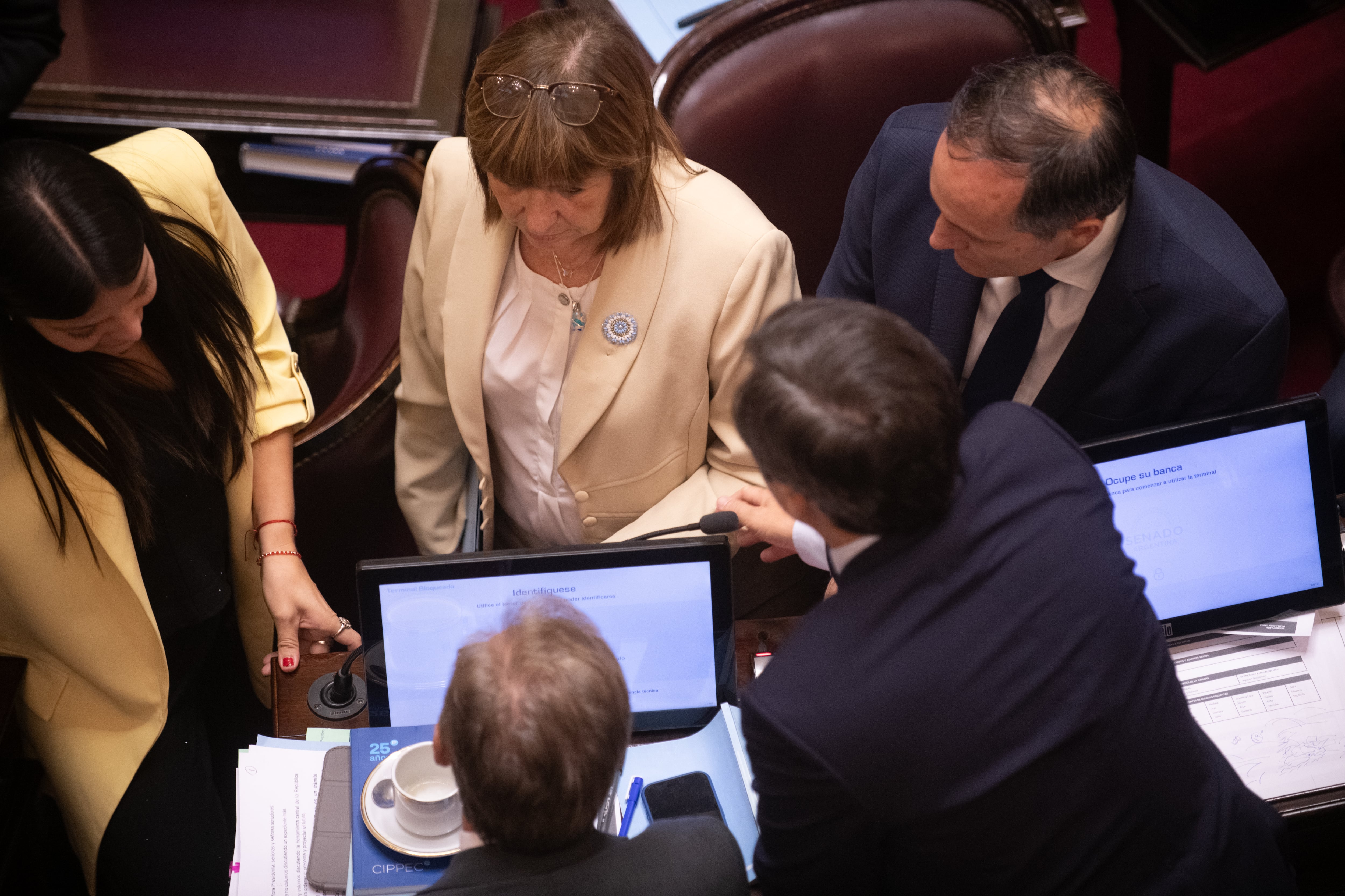 Intercambio entre la jefa libertaria en el Senado, Patricia Bullrich, y presidentes de bloques dialoguistas durante la sesión extraordinaria del 26 de diciembre pasado (Jaime Olivos)