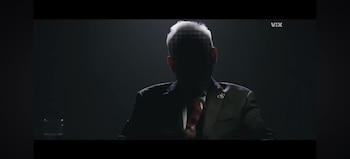 Escenas del tráiler de la docuserie "Operación Cisne Negro". (ViX/captura de pantalla)