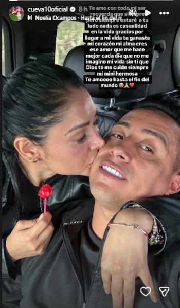 Captura de pantalla de una historia de Instagram en la que una mujer besa en la mejilla a Christian Cueva dentro de un vehículo