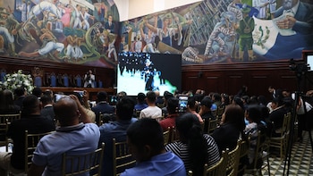 Congreso de Guatemala entrega apoyo económico a familiares de agentes fallecidos el 18 de enero