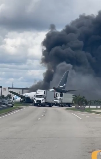 Del avión de carga se elevaron nubes de humo negro y se observaron llamas a lo largo del fuselaje (Captura NBC Miami)