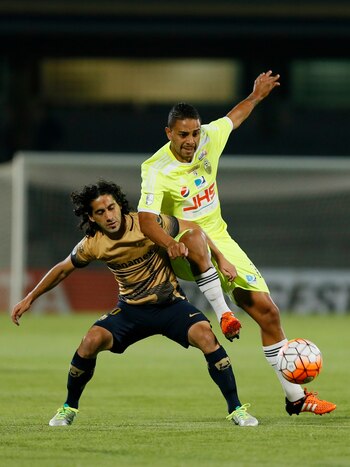 El jugador de Pumas de México Matías Britos (i) disputa el balón con Juan Carlos Mora (d) de Táchira de Venezuela en marzo de 2016, durante un partido de la Copa Libertadores en el estadio Olímpico Universitario, en Ciudad de México (México). EFE/José Méndez/Archivo