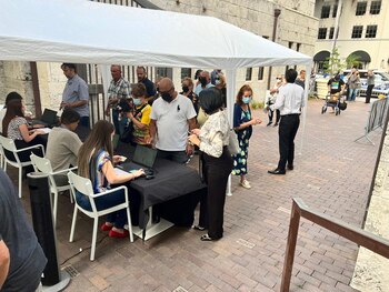 Fila de votantes en Miami