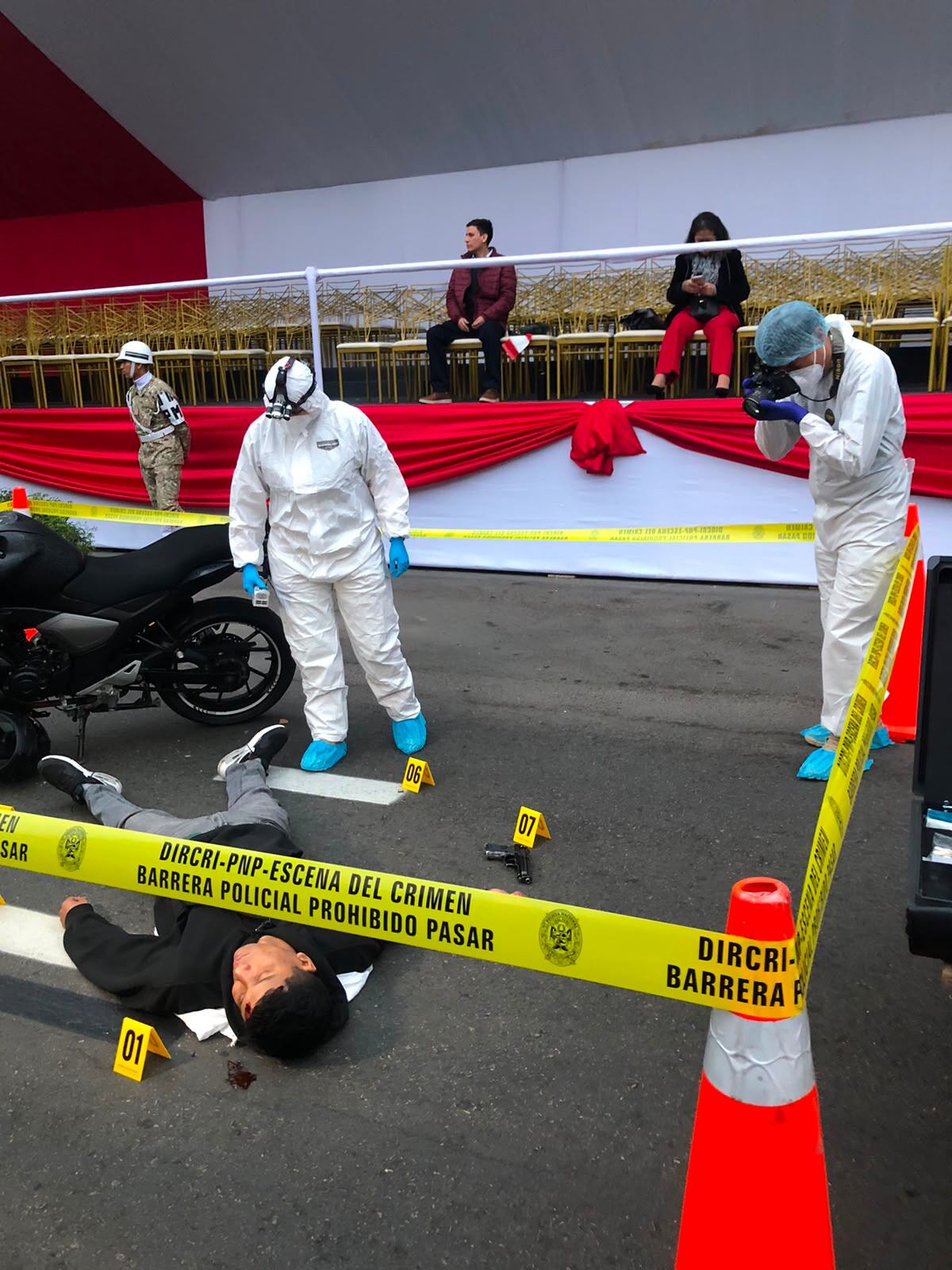 La Dirección de Investigación Criminal de la Policía Nacional del Perú recrea una escena de crimen en la Avenida Brasil durante las celebraciones de Fiestas Patrias en Lima. (Infobae Perú)