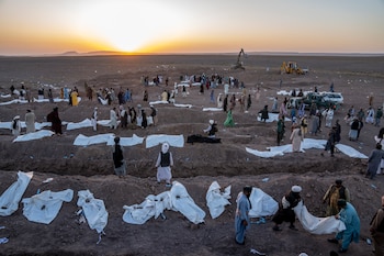 Los afganos todavía esperan encontrar supervivientes del terremoto que mató a más de 2.000 personas en la provincia occidental de Herat