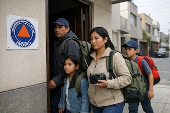 Familia peruana de cuatro, con mochilas de emergencia, sale de una casa. La madre sostiene una radio. El cartel del INDECI está visible en la pared.