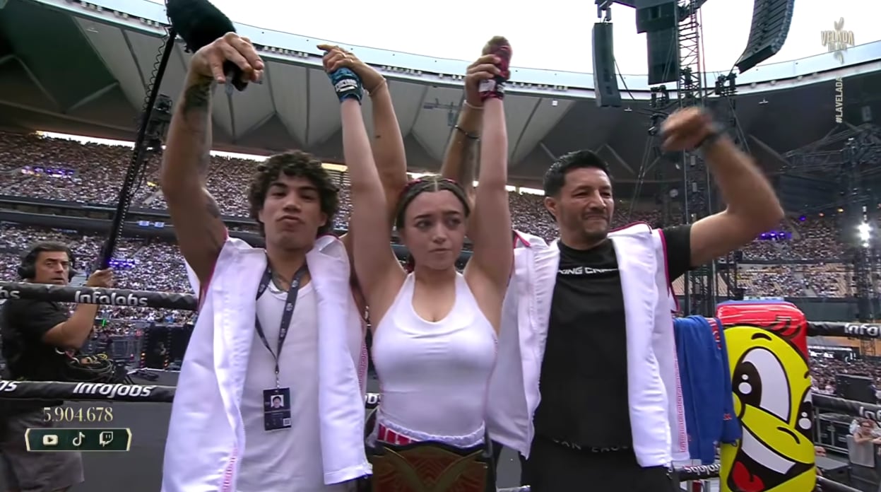 La mexicana levanta ambos brazos por salir campeona en España. (Captura de pantalla)