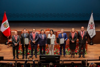 La presidenta electa fue acreditada oficialmente por el Jurado Nacional de Elecciones en el Gran Teatro Nacional. Fotos y videos muestran los momentos más destacados de la ceremonia y las celebraciones posteriores. Difusión