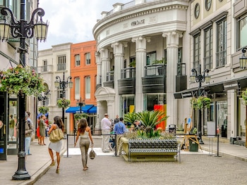 Beverly Hills se ubica como distintivo de la riqueza y ostentación californiana. Foto: Pixabay