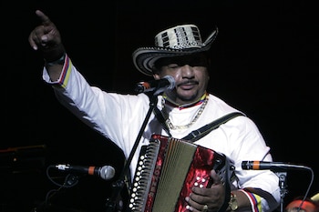 Fotografía de archivo, tomada en julio de 2006, en la que se registró al músico y cantautor colombiano Lisandro Meza, durante su actuación en el concierto "100% Colombiano", con el que la colonia del país suramericano en Estados Unidos celebró un año más de su independencia, en el coliseo Madison Square Garden, en Nueva York (NY, EE.UU.). EFE/Miguel Rajmil