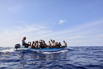 Un grupo de unos 17 migrantes procedentes de Túnez viaja por el Mar Mediterráneo en una pequeña barca pesquera en dirección a la isla de Lampedusa (Jesús Hellín / Europa Press)