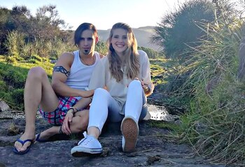 Carmen junto a su novio,