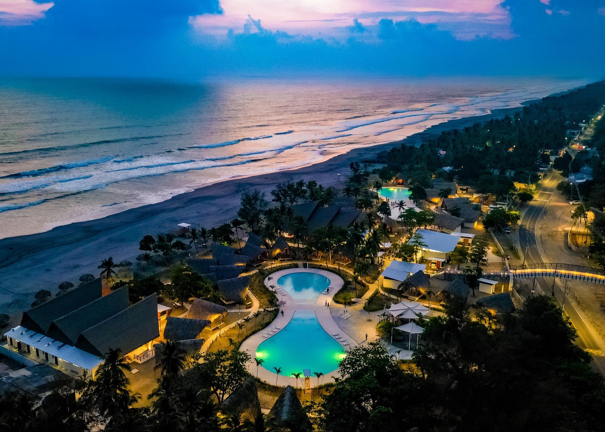 Este espacio recreativo constituye uno de los principales destinos turísticos de playa en El Salvador. Es reconocido por sus extensas áreas de arena, oleaje moderado y servicios orientados al esparcimiento familiar. El parque cuenta con acceso directo a la Playa Costa del Sol, considerada una de las más largas del país, con más de 15 kilómetros de extensión. Dentro de sus instalaciones se han habilitado piscinas para adultos y niños, palapas y pasantías. /(ISTU)