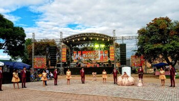 Con 800 invitados y bandas