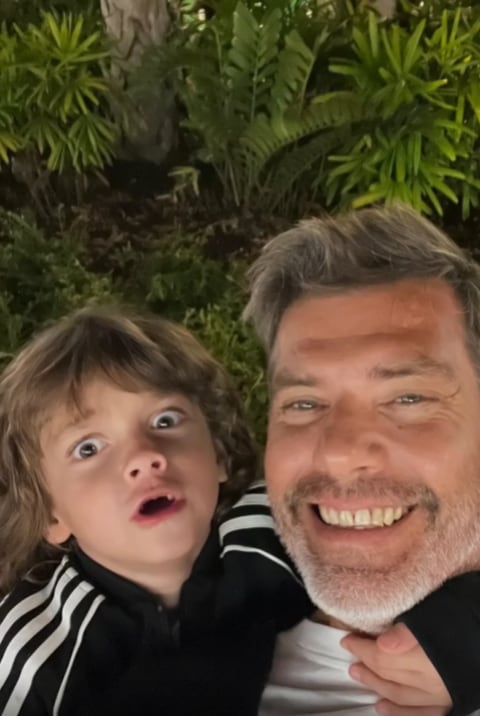 Felipe junto a su papá, Ramiro Ponce de León, haciendo muecas frente a la cámara