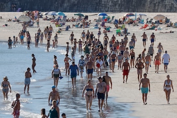 Decenas de bañistas en la playa de Silgar, en Sanxenxo, en Pontevedra, a 18 de septiembre de 2026. (EFE/ Lavandeira)