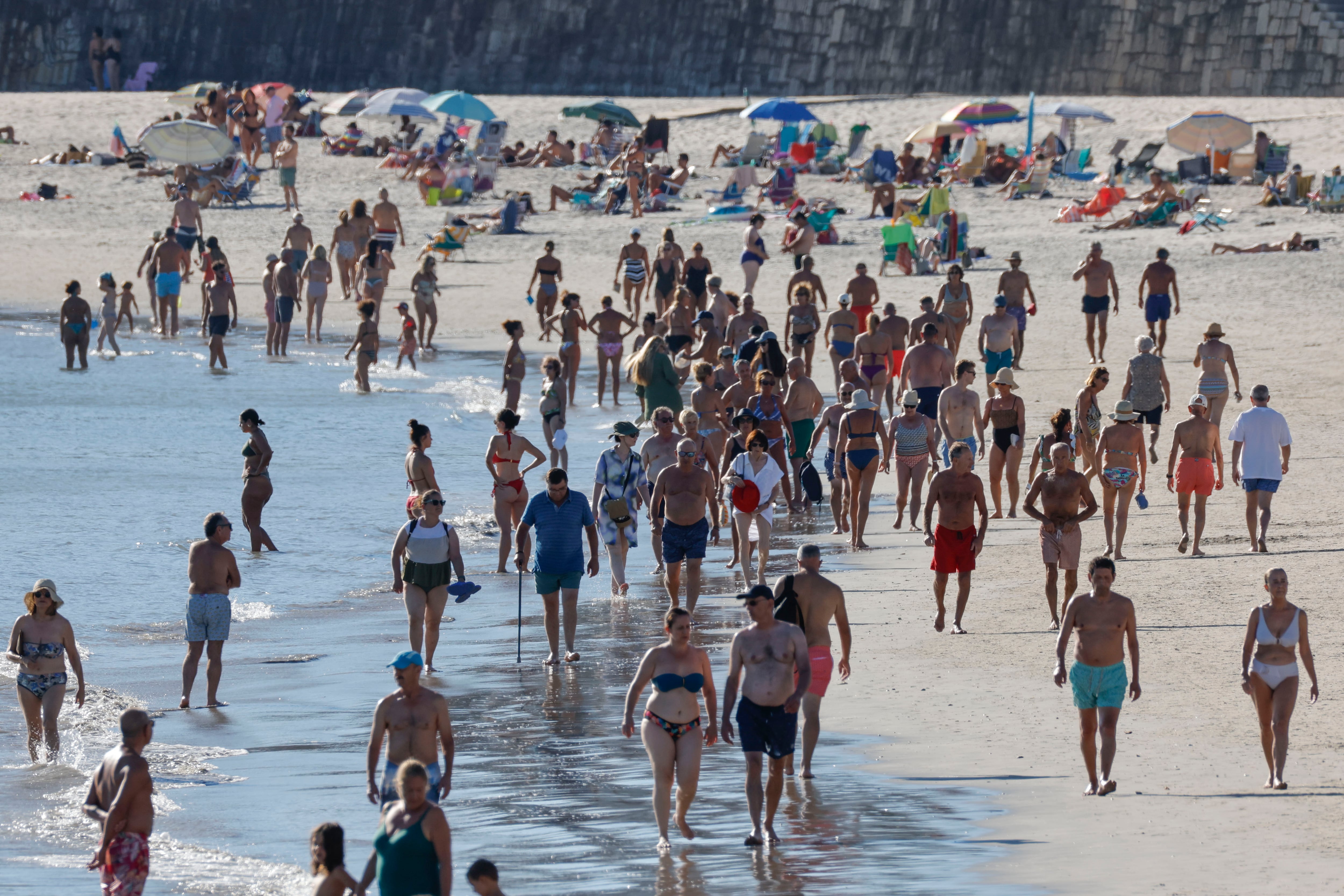 Decenas de bañistas en la playa de Silgar, en Sanxenxo, en Pontevedra, a 18 de septiembre de 2026. (EFE/ Lavandeira)