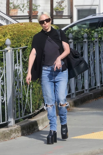 Lady Gaga combinó ropa cotidiana con botas de alta plataforma durante una salida pública en el Área de la Bahía (SALA, GEDU/SL, Terma / BACKGRID/GROSBY GROUP)