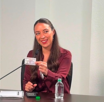 La aspirante al gobierno de Baja California, presentó su visa de manera física.
Crédito: Proceso