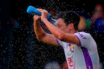 La nota indica que el horario se fija para evitar tormentas vespertinas en Florida y facilitar el seguimiento en Europa, aunque eleva el riesgo por el calor para jugadores y público. (AP Foto/Julia Demaree Nikhinson)