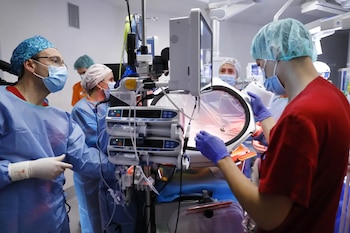Sanitarios del proyecto fetaLife preparan la incubadora líquida (Fundación ”la Caixa”)