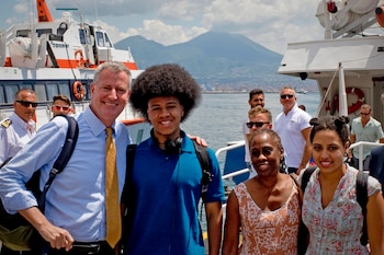 Imagen de archivo del alcalde de Nueva York, Bill de Blasio, Chirlane McGray (dcha), y sus hijos Dante (2i) y Chiara. EFE/Ciro Fusco/Archivo