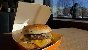 Se actualizó el índice Big Mac de The Economist: qué dice el precio de la famosa hamburguesa sobre el dólar en la Argentina