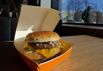 El índice Big Mac compara el valor de la hamburguesa en más de 50 países para medir distorsiones cambiarias (Reuters)