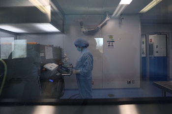 Una trabajadora de un laboratorio trabaja para combatir la covid-19 en una imagen de archivo. EFE/Sáshenka Gutiérrez