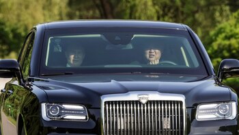 Kim manejó el Aurus que