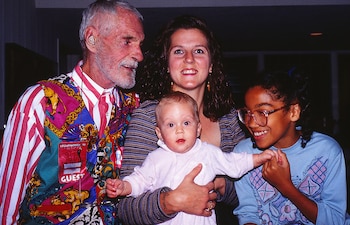 Timothy Leary con sus nietas