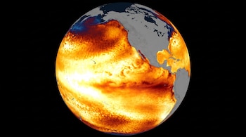 Un globo terráqueo con el océano Pacífico en colores de mapa de calor, indicando temperaturas, y masas continentales en gris sobre un fondo negro.