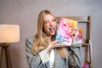 Alejandra Rubio con su novela 'Si decido arriesgarme'. (Planeta)