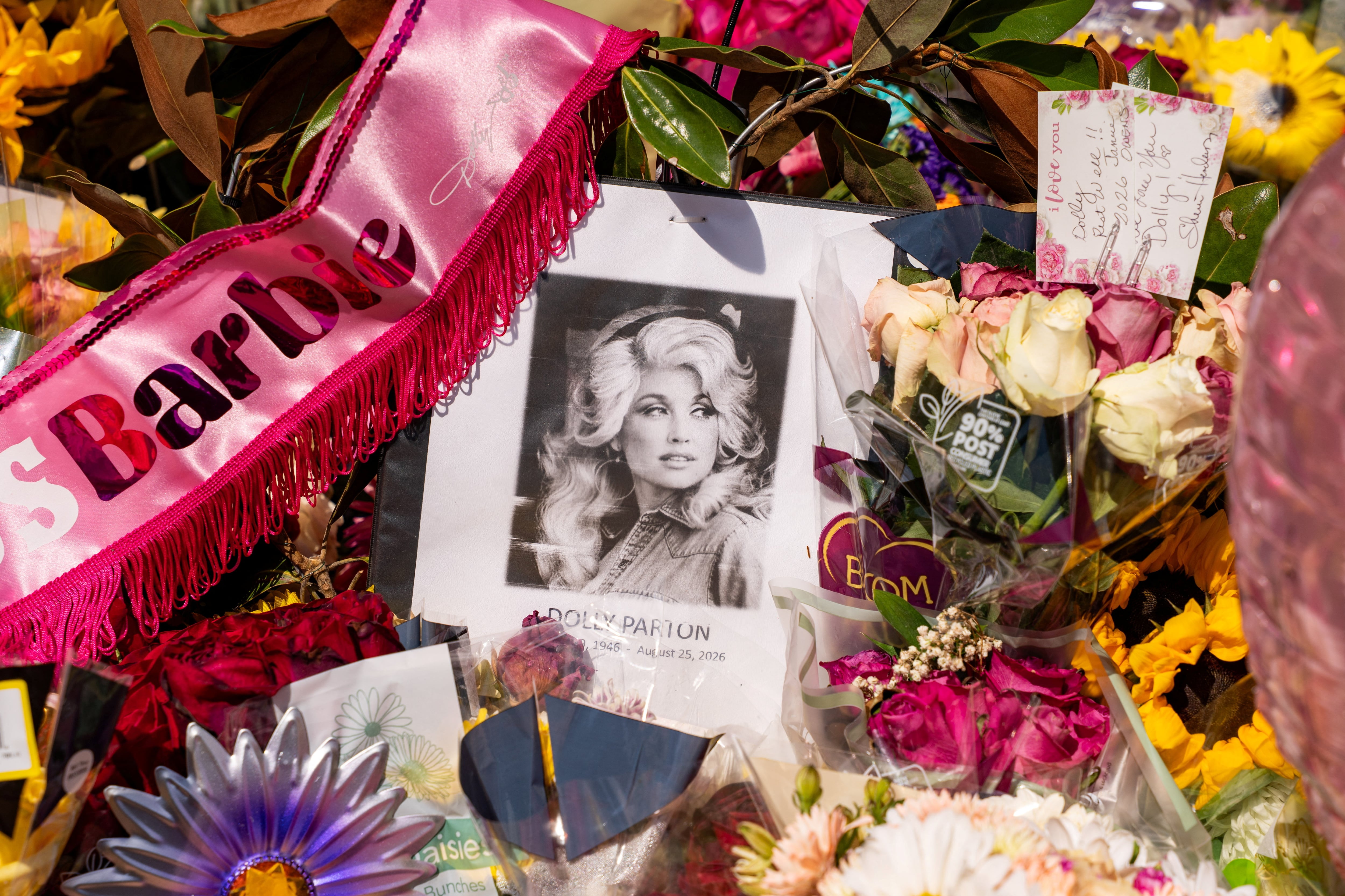 Dolly Parton fundó la Imagination Library en 1995 a través de la Fundación Dollywood inspirada por la historia de su padre Robert Lee, que no sabía leer ni escribir - REUTERS/Seth Herald