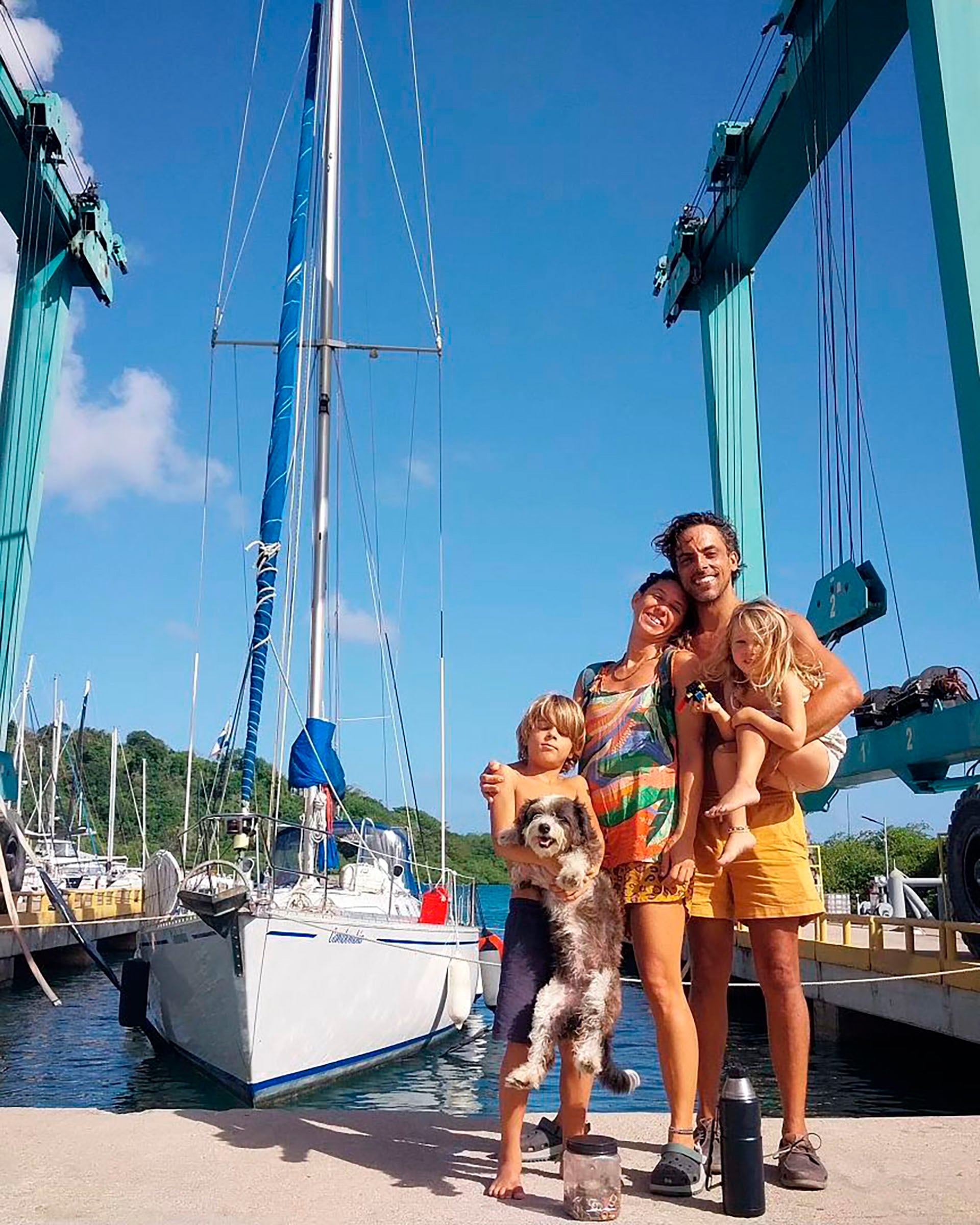 El cruce del océano Pacífico desde Panamá hasta la Polinesia Francesa demandó 28 días de navegación junto a tres amigos (@el_barco_amarillo)