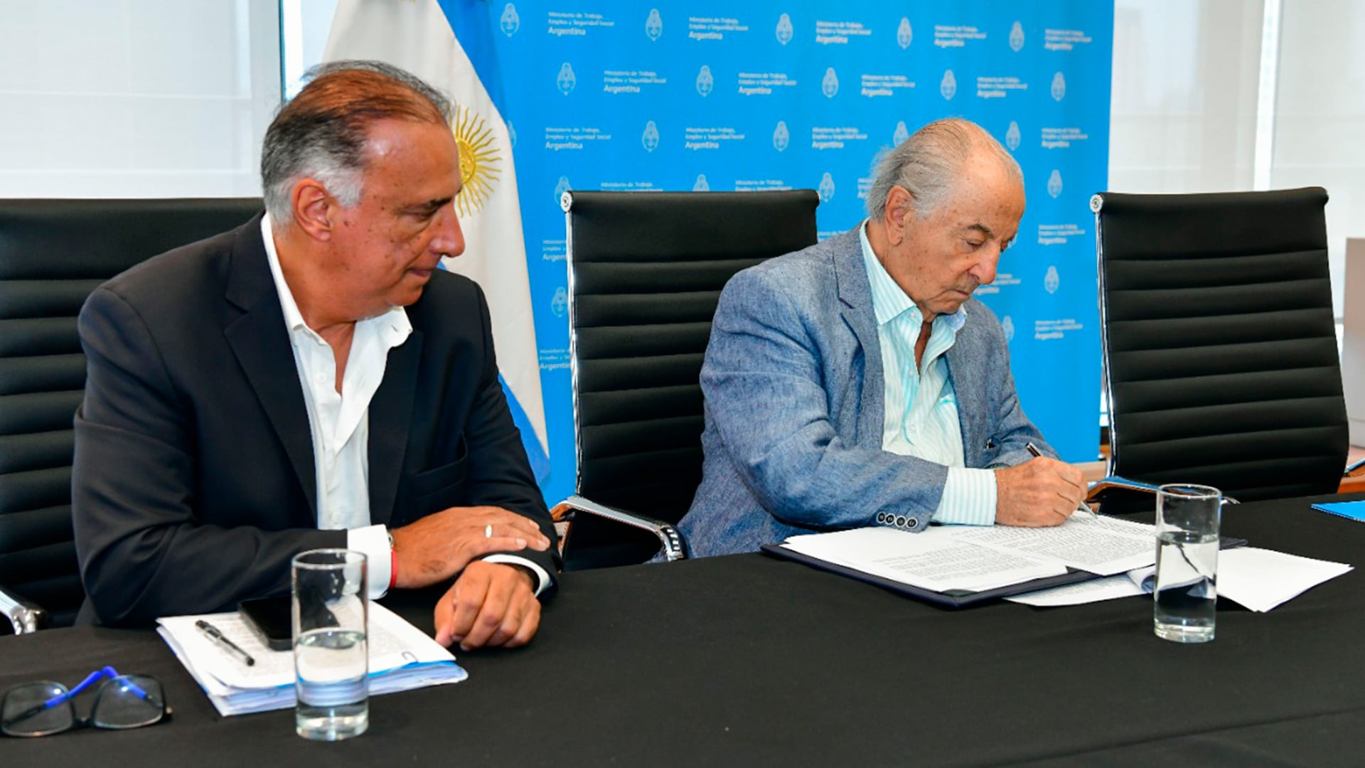 Armando Cavalieri y su adjunto, Carlos Pérez, en la firma de las paritarias de Comercio