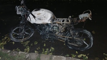 Tucumán: lo frenaron en un control de tránsito, se enojó con la policía y prendió fuego su propia moto