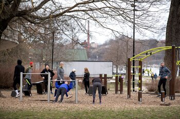Un grupo de personas hace ejercicio en un parque en Estocolmo el 1 de abril (TT News Agency/Jessica Gow via REUTERS)
