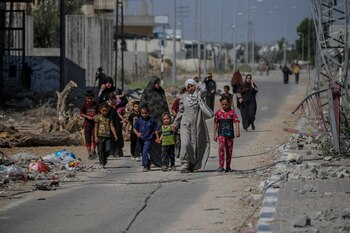 Familias palestinas caminan en la