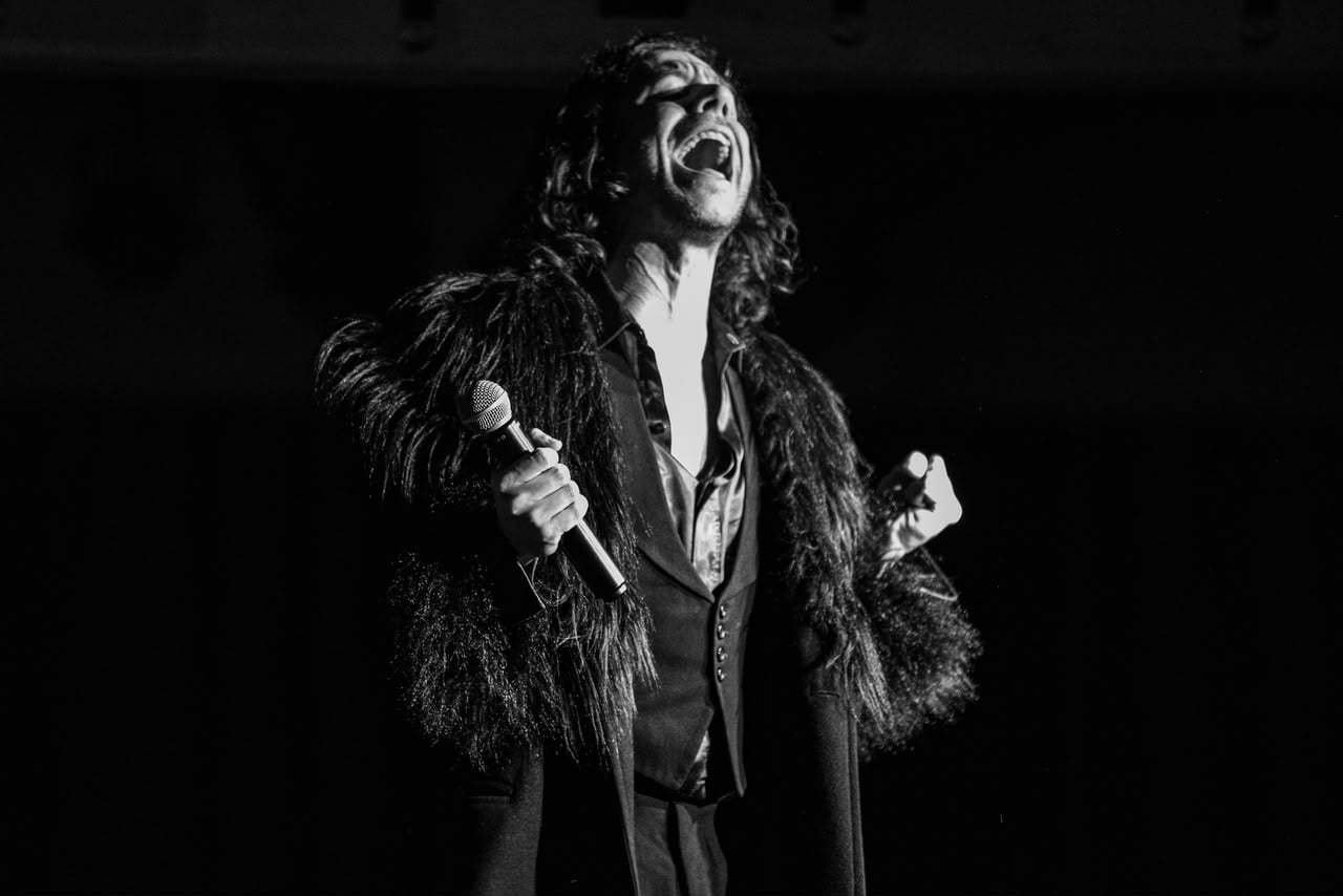 Sobre Sandro, el gran show, Madanes señaló que interpretar al ídolo fue “un desafío enorme” junto a Nacho Pérez Cortés (Eric Báez)