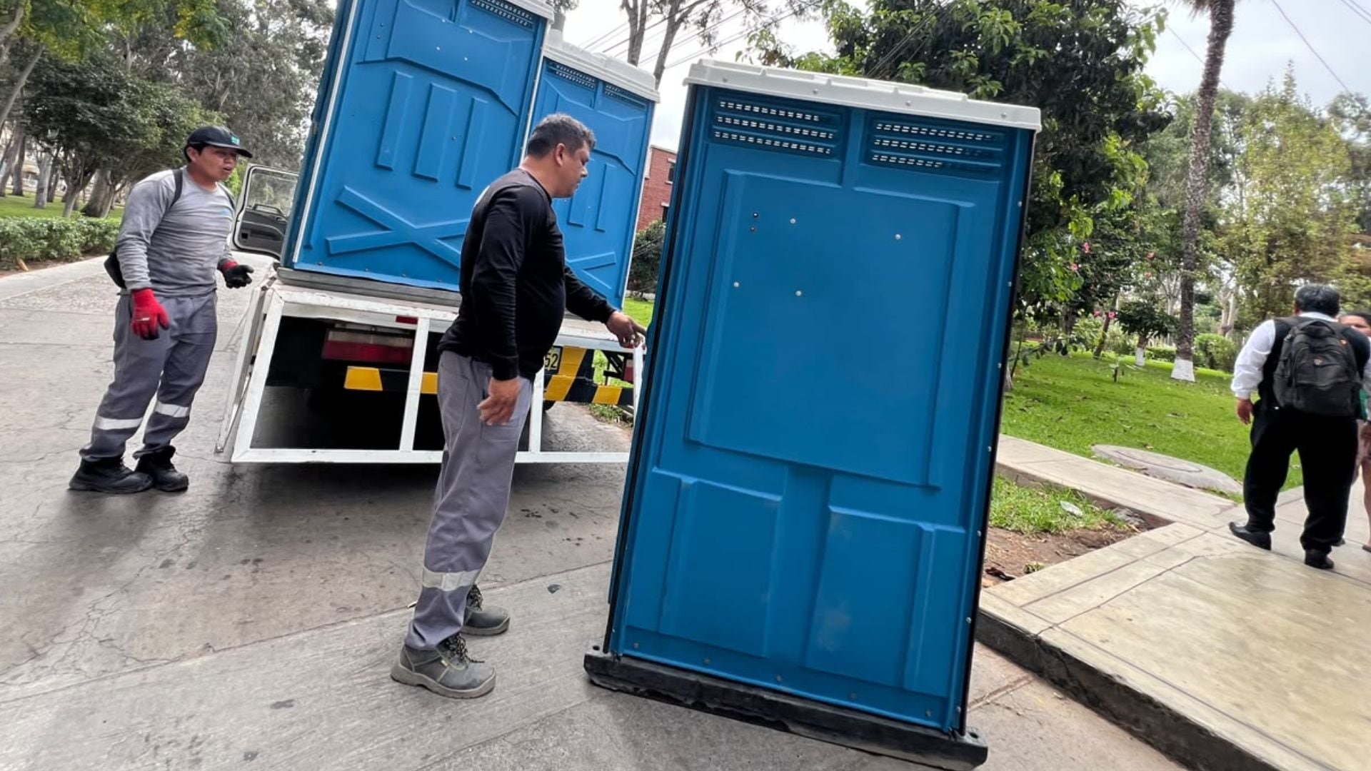 La Municipalidad de Lima instaló 25 baños portátiles en los alrededores del estadio San Marcos tras los pedidos de los seguidores de BTS que esperan durante varias horas para ingresar a los conciertos - Créditos: MML.