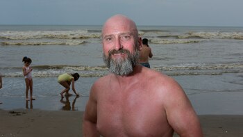 Gustavo tiene 42 años y