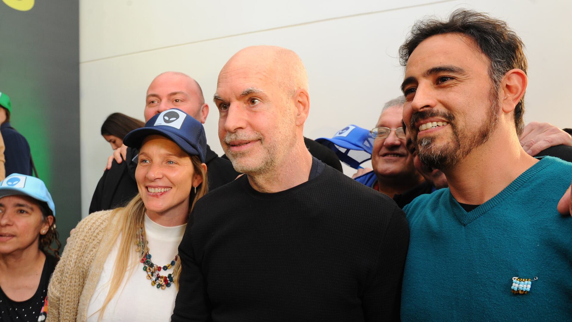 El ex alcalde junto a militantes con la gorra del Alien