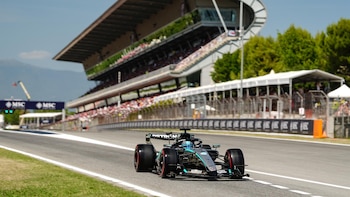 Russell logra la pole en Montmeló y Alonso certifica la debacle