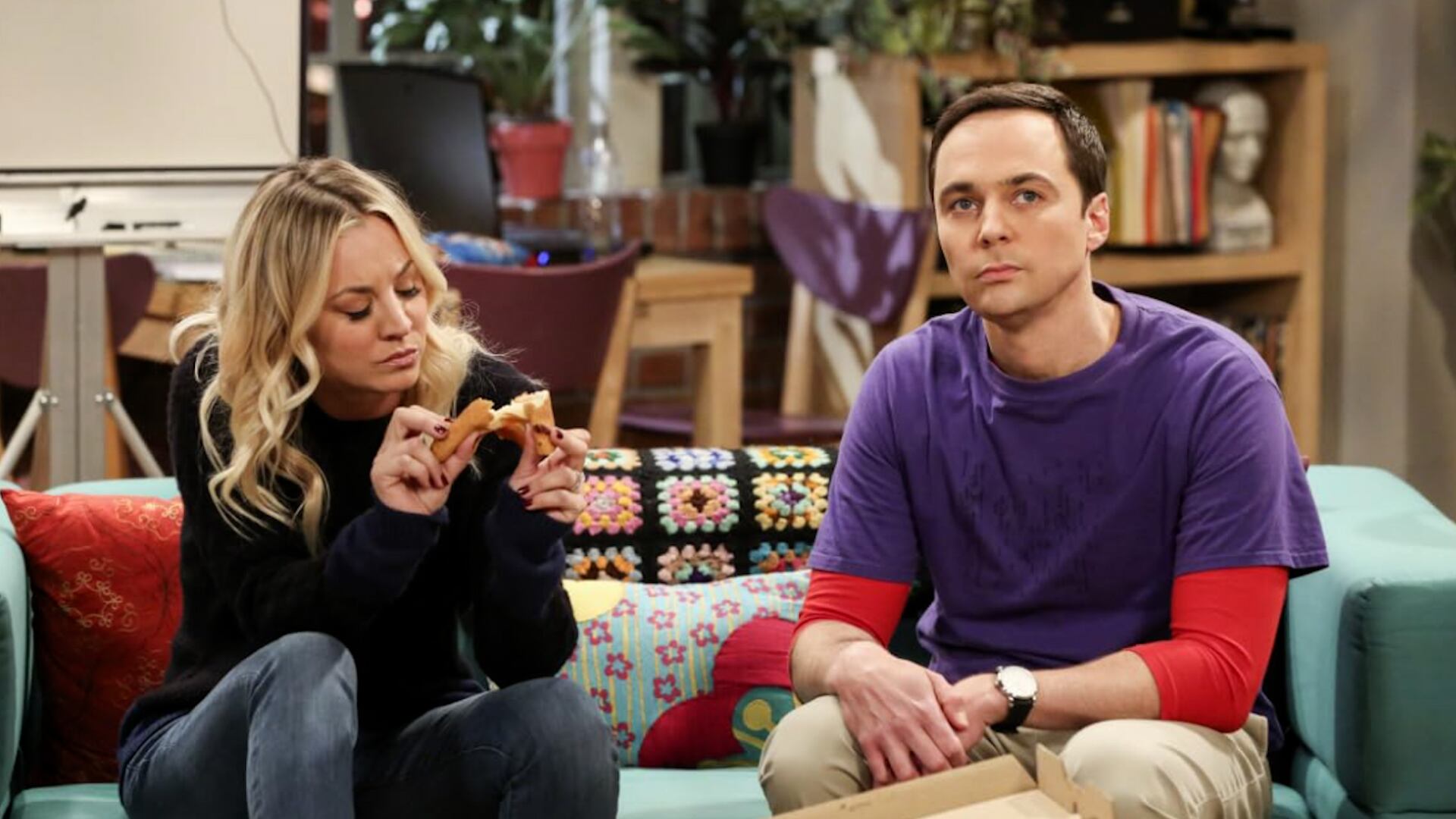 La icónica escena de Sheldon y Penny en The Big Bang Theory nació de una improvisación en el set (foto: IMDb)